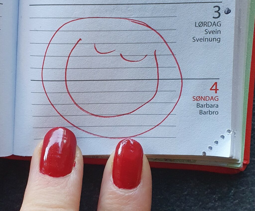 Bilde av en kalender med lørdag og søndag uten avtaler. I stedet er det tegnet et tilfreds smilefjes.